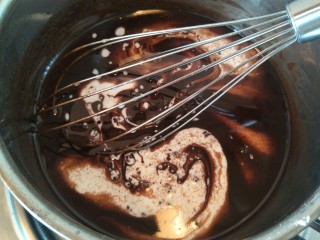 6、十分优秀de巧克力戚风蛋糕,加入105g牛奶????