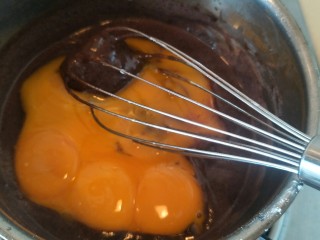 7、十分优秀de巧克力戚风蛋糕,加入5个蛋黄继续搅拌