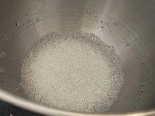 10、十分优秀de巧克力戚风蛋糕,90g细砂糖粉三次加入,第一次加入的时间刚刚出现粗泡