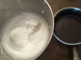 13、十分优秀de巧克力戚风蛋糕,打法到提起打蛋头有尖尖角的时间,就OK了混合巧克力面糊啊