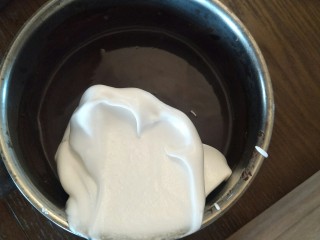 14、十分优秀de巧克力戚风蛋糕,混合少量蛋白霜,混合均匀