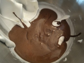 15、十分优秀de巧克力戚风蛋糕,继续把巧克力面糊加入蛋白中切拌