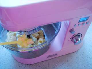 5、奶香汉堡胚,和成面团后，加入小块的黄油。