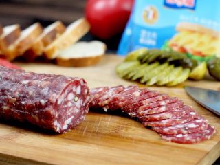 5、开放三明治,萨拉米肠切片