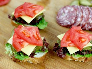 11、开放三明治,两块番茄片摆放芝士片上