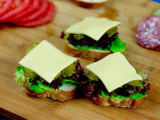 10、开放三明治,芝士片摆放在酸黄瓜片上