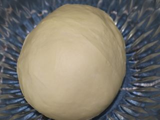 5、椰丝排包,和好面后放温暖处盖上保鲜膜发酵