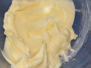 6、椰丝排包,搅拌均匀，我搅拌了一分钟