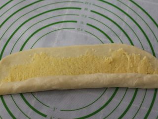 10、椰丝排包,然后卷起来，从没有空位那边卷起