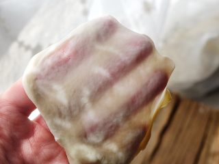 3、健康低脂 绵软拉丝厚底披萨,将面团揉至能拉出一个不算薄的膜即可 (可以取一小块面团 转着圈向四周拉扯 能拉出膜即可)