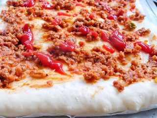 20、健康低脂 绵软拉丝厚底披萨,烤好的饼皮抹上肉酱和番茄酱