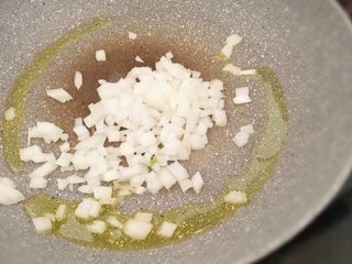 4、普罗旺斯烩菜～《Ratatouille》蔬菜杂烩,锅烧热加橄榄油，放入洋葱末和蒜末炒香。