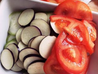 7、普罗旺斯烩菜～《Ratatouille》蔬菜杂烩,准备好的蔬菜均切圆片。