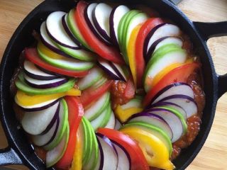 8、普罗旺斯烩菜～《Ratatouille》蔬菜杂烩,酱汁铺在烤碗底部，摆上蔬菜片。