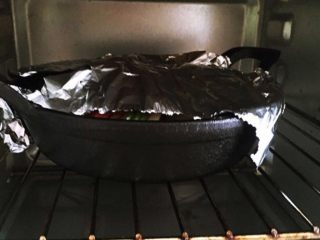 9、普罗旺斯烩菜～《Ratatouille》蔬菜杂烩,表面覆盖锡纸，送入预热烤箱200度烤40分钟。