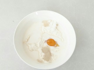 1、布里欧修小土司,除黄油和蛋液以外所有的食材放入料理盆中。