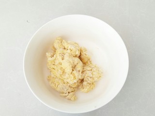 2、布里欧修小土司,搅拌至无干粉状态。