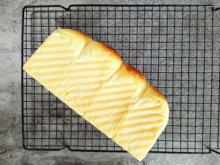 12、布里欧修小土司,出炉后倒出放凉,即可食用。