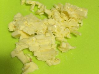 2、芝士香肠司康,把黄油切碎。