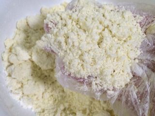 5、芝士香肠司康,用手把黄油碎和其它粉类混合搓成屑状。