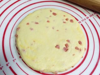 9、芝士香肠司康,冷藏完毕后取出，擀成约1厘米的圆厚片状。