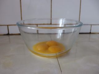 1、芒果海绵分蛋蛋糕卷,蛋黄，蛋清分离。