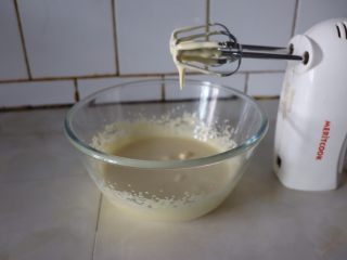 2、芒果海绵分蛋蛋糕卷,蛋黄里加入40克细砂糖，蛋黄需要放至室温，打发至体积膨胀3～4倍呈乳白色╮(╯▽╰)╭