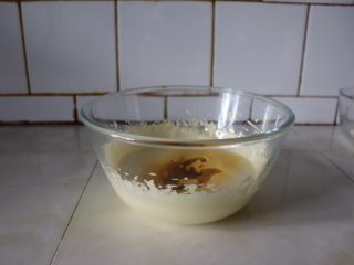 3、芒果海绵分蛋蛋糕卷,然后加入芒果粉20克，橙汁15克，用手持打蛋器搅拌均匀。