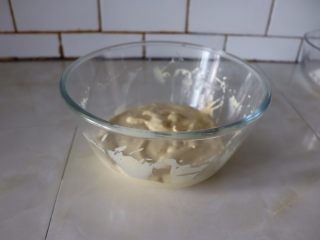 4、芒果海绵分蛋蛋糕卷,搅拌如图╮(╯▽╰)╭