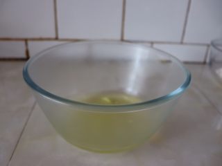 5、芒果海绵分蛋蛋糕卷,然后打发蛋清。