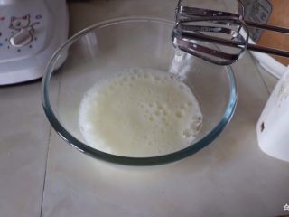 6、芒果海绵分蛋蛋糕卷,蛋清打发至鱼眼粗泡，细砂糖55克分三次加入蛋清中打发。