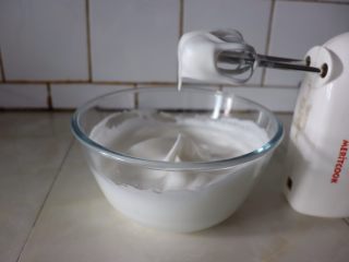 7、芒果海绵分蛋蛋糕卷,打发至稳定的不低落湿性发泡状态。