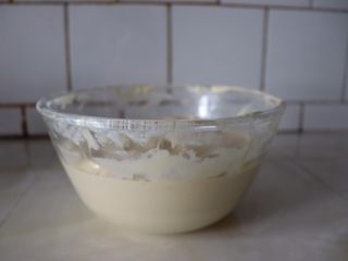 8、芒果海绵分蛋蛋糕卷,蛋黄糊与蛋白翻拌均匀。