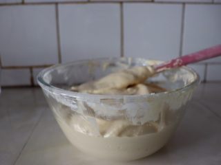 9、芒果海绵分蛋蛋糕卷,低粉80克需要分三次过筛加入面糊中混合均匀。