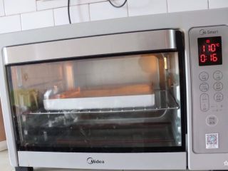 11、芒果海绵分蛋蛋糕卷,拌匀的蛋糕糊放入烤箱中层180°C烘烤20分钟。