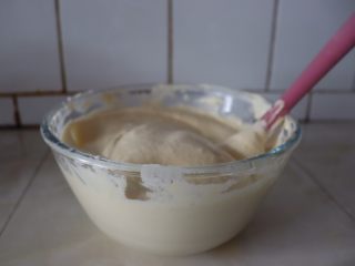 10、芒果海绵分蛋蛋糕卷,然后分两次加入牛奶充分翻拌均匀╮(╯▽╰)╭