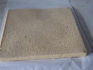 13、芒果海绵分蛋蛋糕卷,蛋糕片抹上奶油，制作正卷╮(╯▽╰)╭