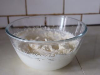 14、芒果海绵分蛋蛋糕卷,淡奶油180克加入细砂糖15克打至十分发╮(╯▽╰)╭