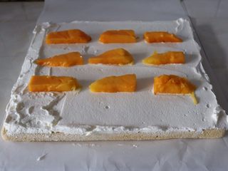 15、芒果海绵分蛋蛋糕卷,抹完淡奶油，放入芒果╮(╯▽╰)╭