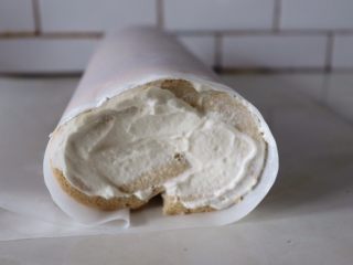 16、芒果海绵分蛋蛋糕卷,蛋糕卷卷成e卷，塑形╮(╯▽╰)╭