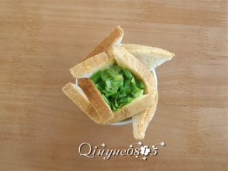 3、早餐面包盏,上面再放些剩下的油菜叶碎，打入鸡蛋液。