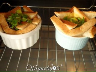 4、早餐面包盏,放烤箱烤至鸡蛋液凝固