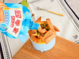 5、早餐面包盏,调入自己喜欢的酱料，开吃