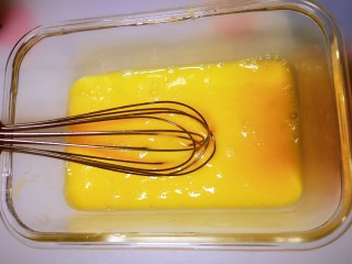 1、酸奶蛋(也可以用牛奶),鸡蛋,也可以先将蛋清打发后放入