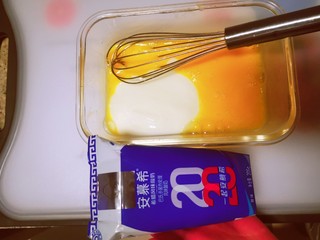 2、酸奶蛋(也可以用牛奶),放入半瓶酸奶搅拌(最好选择浓稠的)