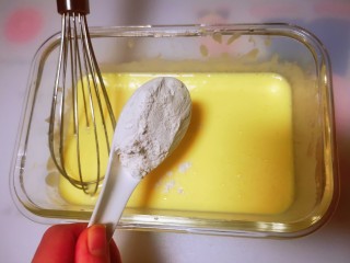 3、酸奶蛋(也可以用牛奶),放入5小勺面包粉(或面粉替代)