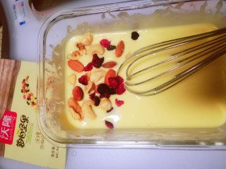 5、酸奶蛋(也可以用牛奶),放入坚果,轻微搅拌