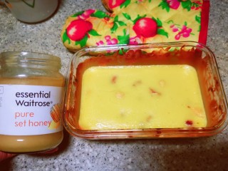 8、酸奶蛋(也可以用牛奶),烤箱200℃预热5分钟,放入后选择烘培或上下火模式180℃烤15-20分钟后取出,在表面刷一层蜂蜜,再放入烤箱180℃烤5-10分钟即可