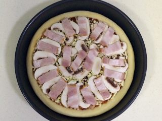 16、培根口蘑田园披萨,铺上切好的培根。