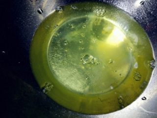 5、原味基础戚风蛋糕,在分离好的蛋清中,加少许柠檬汁或白醋,用电动打蛋器朝一个方向匀速转圈打发。蛋清是碱性的,加入酸性的柠檬汁或白醋中和一下,更利于打发。